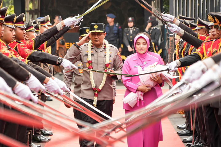 Polda Jateng menggelar acara tradisi penyambutan Kapolda Jateng yang baru, Brigjen Ribut Hari Wibowo, dengan tradisi pedang pora yang berlangsung dari pintu gerbang hingga lobi Mapolda Jateng.