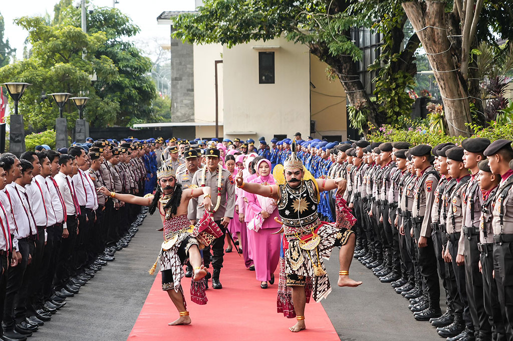 Setelah prosesi Pedang pora, Kapolda Jateng berjalan menuju lobi, melewati jajar kehormatan diiringi oleh seluruh Pejabat Utama (PJU) dengan cucuk lampah wayang Gatotkaca yang kekuatan dan keberanian.