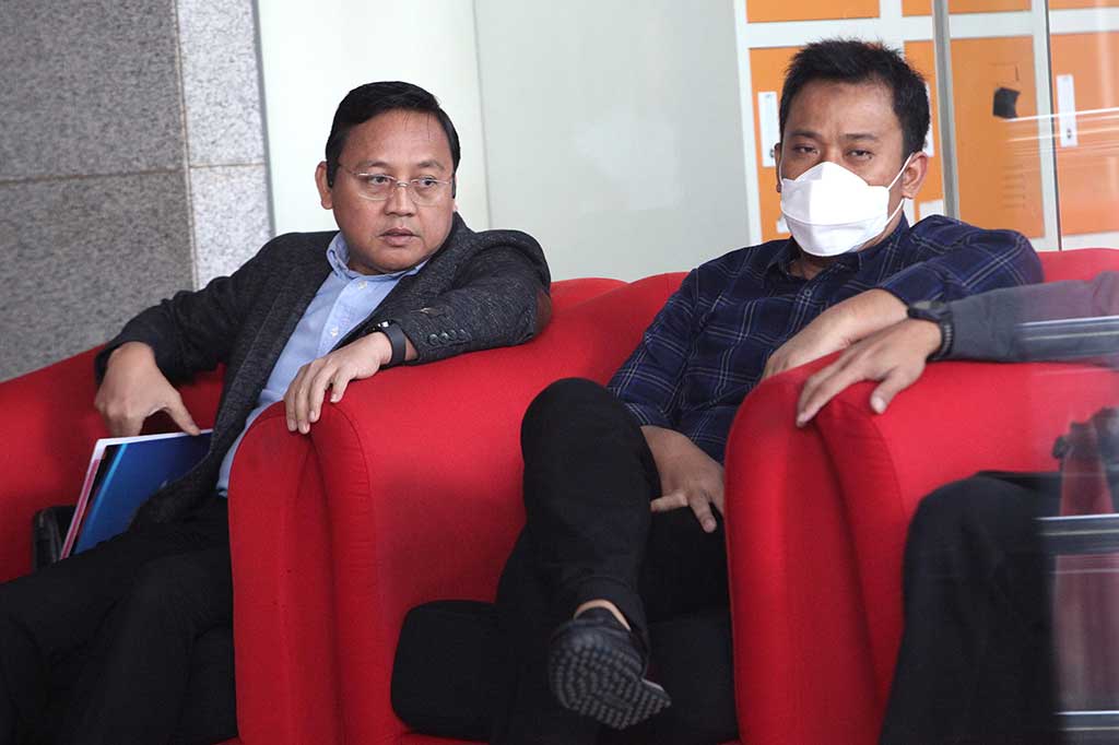 Pemeriksaan ini menjadi kedua kalinya bagi Martono sebagai saksi dalam penyidikan dugaan korupsi di lingkungan Pemkot Semarang. Sebelumnya Martono menjalani pemeriksaan pada Rabu, 31 Juli.