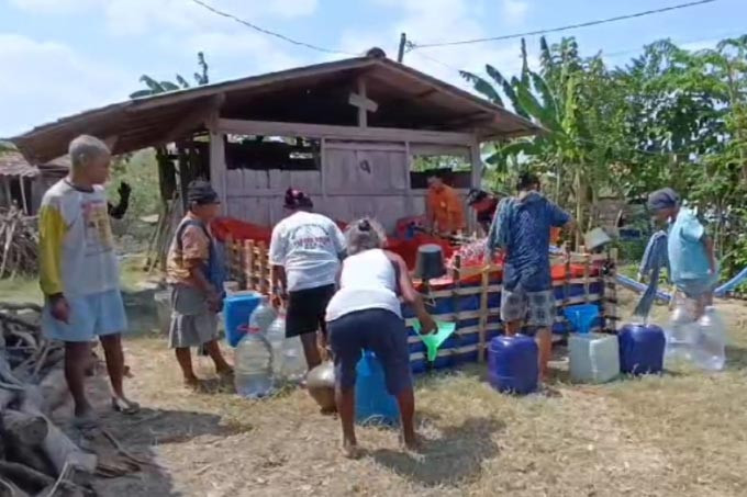 Krisis air bersih sudah lebih dari sebulan terakhir ini menghantui sejumlah desa di tiga kecamatan kawasan Sragen utara, dan berpotensi meluas di puluhan desa di empat kecamatan lainnya.