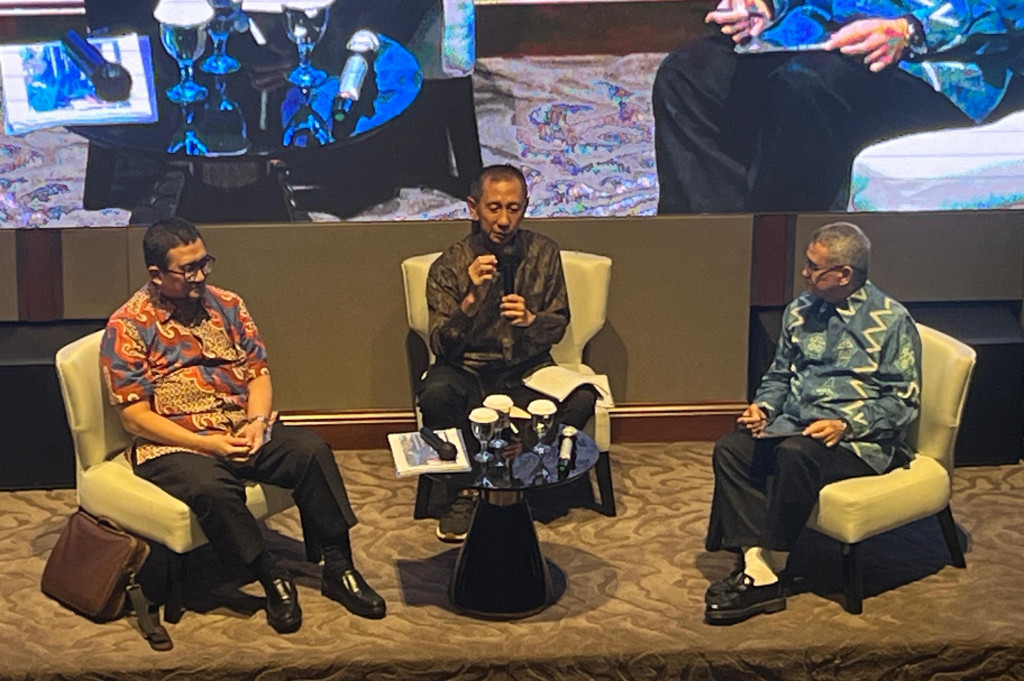Sesi pertama pada acara tersebut dibimbing oleh para pembicara yakni, Pejabat Fungsional Penata Ruang Ahli Utama,Abdul Kamarzuki, Deputi Bidang Ekonomi, Kementerian Perencanaan Pembangunan Nasional, Amalia Adininggar Widyasanti.