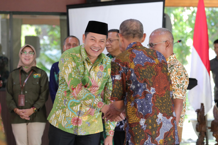 Mengantisipasi kekeringan pada musim kemarau, sebanyak 90 kelompok tani di Kabupaten Sidoarjo mendapatkan bantuan irigasi besar. Bantuan untuk kelompok tani di 16 kecamatan terebut diserahkan di Pendopo Delta Wibawa, Jumat, 2 Agustus 2024.