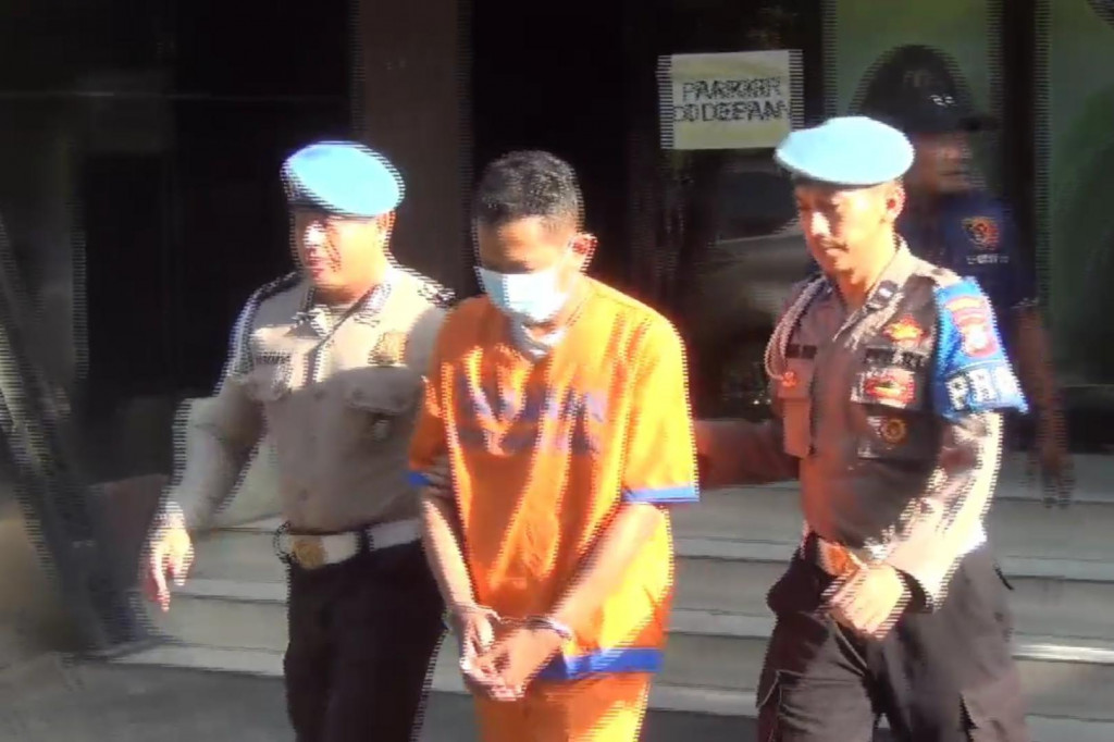 Residivis di Sidoarjo yang pernah dua kali dipenjara, kembali ditangkap polisi karena kasus sama membobol rumah kosong. Residivis ini juga 'agak laen', karena tidak hanya perhiasan yang dibawa kabur, melainkan juga celana dalam korban.