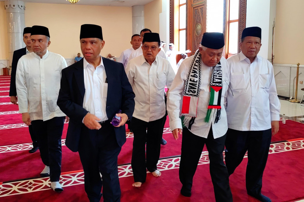 Sebelum dimakamkan, jenazah almarhum Haniyeh dishalatkan di Masjid Imam Muhammad bin Abdul Wahhab. JK terlihat ikut melakukan shalat janazah bersama ribuan orang yang hadir. 