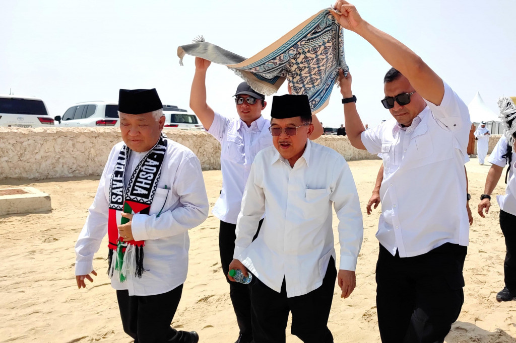 JK terlihat didampingi Menkumham 2004-2007 Hamid Awaluddin, Mantan Ketua Umum PP Muhammadiyah Din Syamsuddin serta Dubes RI untuk Qatar Ridwan Hassan.