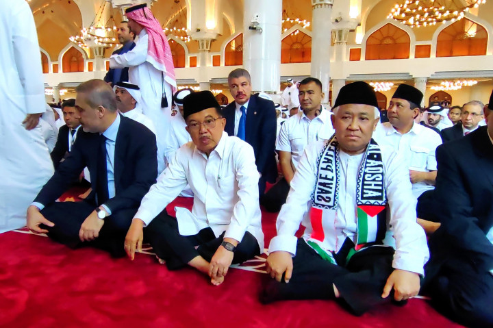 Wakil Presiden RI ke 10 dan 12, Jusuf Kalla atau JK, menghadiri pemakaman pimpinan politik Hamas, Ismail Haniyeh, di Doha, Qatar, Jumat, 2 Agustus 2024, waktu setempat. Haniyeh dimakamkan di di Pemakaman Keluarga Emir Qatar di kawasan Lusail, wilayah pinggir laut utara Doha, setelah shalat Jumat, atau sekira pukul 13:30, waktu Qatar.