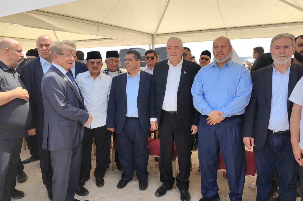 Menurut JK, Ratusan bahkan ribuan jamaah yang hadir terlihat emposional.  Mereka larut dalam shalat Jumat dan dilajnutkan dengan salat janazah. 