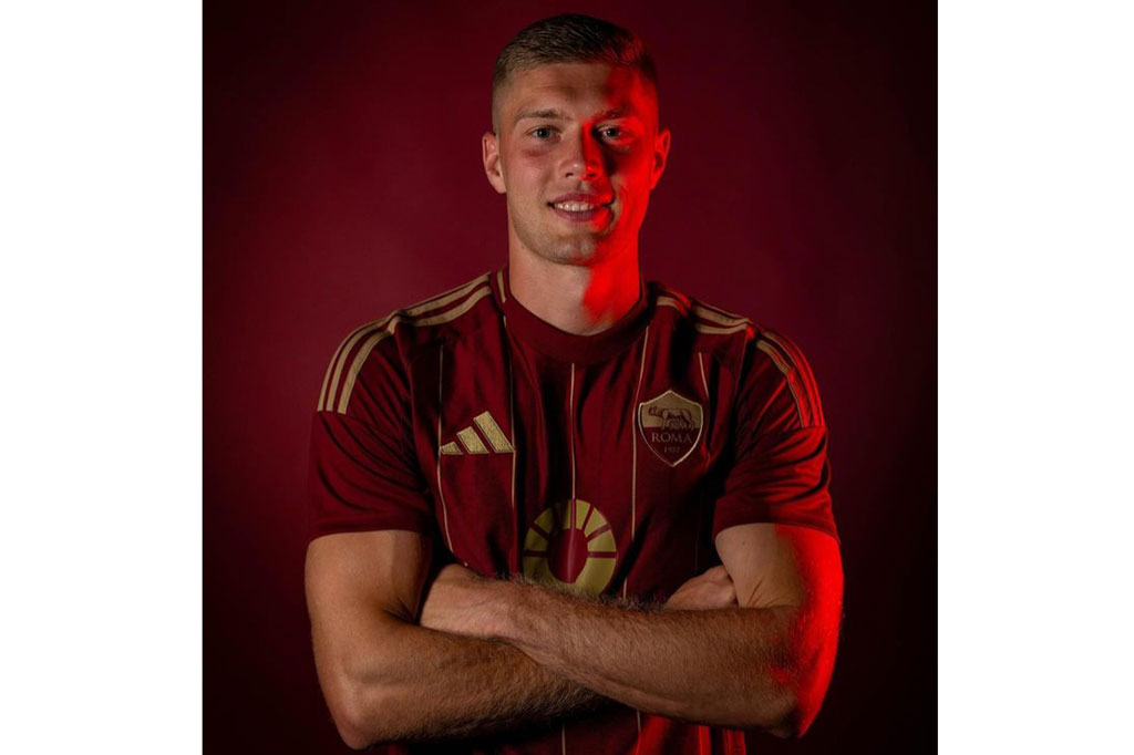 Sebelumnya, pemain berusia 27 tahun itu didatangkan Girona dari klub Ukraina SK Dnipro pada musim panas 2023. Dia kemudian langsung memberikan dampak besar dalam musim pertamanya di Liga Spanyol yaitu mengantarkan Girona finis peringkat tiga dan lolos kualifikasi Liga Champions.