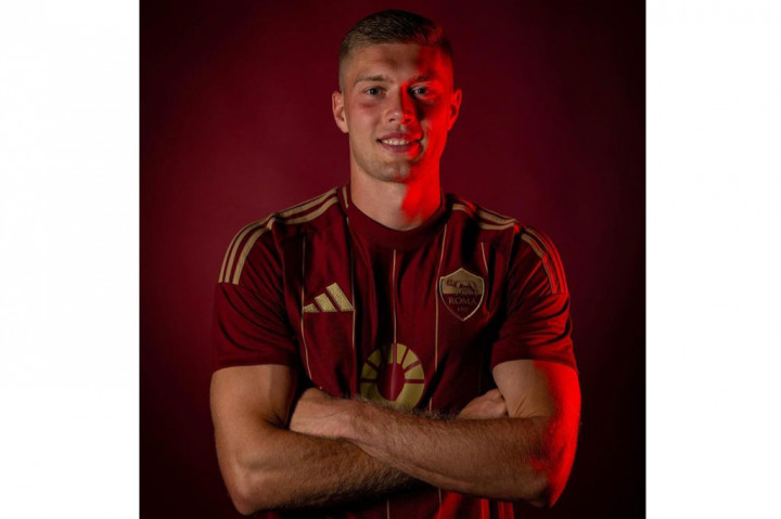 Sebelumnya, pemain berusia 27 tahun itu didatangkan Girona dari klub Ukraina SK Dnipro pada musim panas 2023. Dia kemudian langsung memberikan dampak besar dalam musim pertamanya di Liga Spanyol yaitu mengantarkan Girona finis peringkat tiga dan lolos kualifikasi Liga Champions.