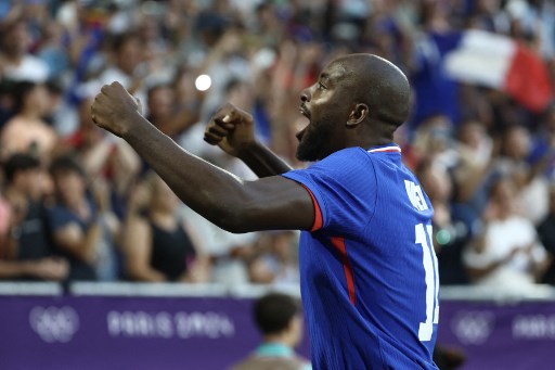 Tim tuan rumah langsung membuka skor saat laga baru berjalan lima menit. Proses gol terjadi lewat sepak pojok Michael Olise yang kemudian disundul Jean Philippe Mateta. Bola tidak bisa diamankan kiper Geronimo Rulli sehingga skor menjadi 1-0 untuk Prancis.