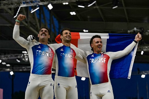 Tim BMX Prancis menyegel tiga tempat podium nomor balap putra Olimpiade Paris 2024 di La Defensa Arena, Saint-Quentin-en-Yvelines, Paris, Jumat, 2 Agustus 2024.