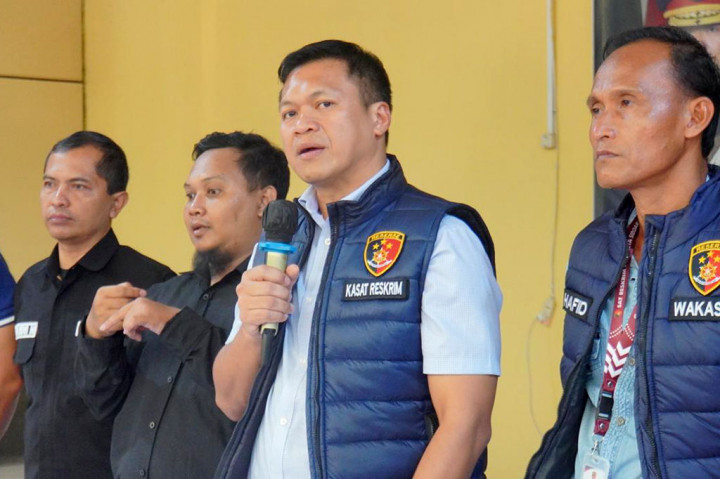 Kasat Reskrim Polresta Sidoarjo Kompol Agus Sobarnapraja menyatakan saat ini pelaku ditahan di Rutan Polresta Sidoarjo. Dia dikenai pasal 351 ayat (1) KUHP dan pasal 406 ayat (1) KUHP dengan ancaman hukuman 2 tahun 8 bulan. 