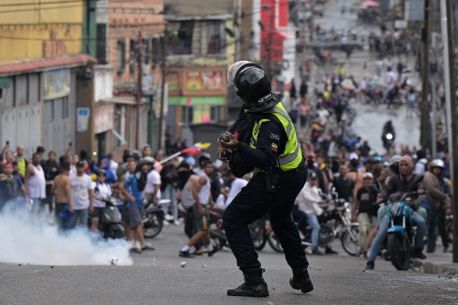 Pengumuman hasil tersebut memicu protes di ibu kota Caracas dan sekitarnya. Bentrokan terjadi antara polisi dan pendukung oposisi.