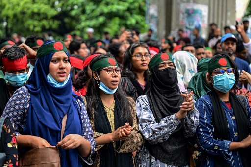 Selama tiga pekan terakhir, negara Asia Selatan dengan populasi sekitar 170 juta itu berada dalam kekacauan akibat protes yang dipimpin oleh mahasiswa yang menuntut reformasi terhadap kuota pekerjaan PNS.