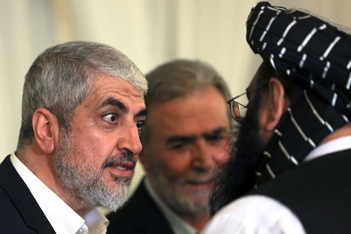 Para pelayat menyampaikan belasungkawa kepada pejabat senior Hamas Khaled Mashaal (kiri) dan Ziad al-Nakhala (Ziyad Nakhaleh), (tengah) Sekretaris Jenderal gerakan Jihad Islam Palestina selama pemakaman pemimpin politik Hamas yang terbunuh, Ismail Haniyeh di ibu kota Qatar, Doha, Jumat, 2 Agustus 2024.