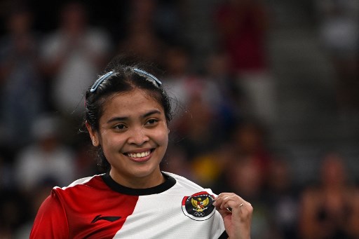 Pebulu tangkis tunggal putri Indonesia Gregoria Mariska Tunjung lolos ke semifinal Olimpiade 2024. Tiket ke semifinal diraih Gregoria usai menyingkirkan wakil Thailand Ratchanok Intanon dua gim langsung.