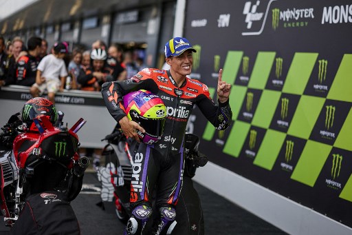 Pembalap Aprilia Aleix Esparagro mengungguli duo Ducati Francesco 'Pecco' Bagnaia dan Enea Bastianini untuk memimpin MotoGP Inggris 2024 di Sirkuit Silverston di posisi terdepan atau pole position.