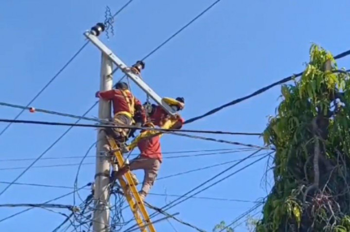 Seperti inilah proses evakuasi seorang petugas PLN di Jalan HOS Cokroaminoto Pekkabata Kabupaten Polewali Mandar, Sulawesi Barat, Minggu, 4 Agustus 2024. Petugas ini tersangkut diatas tiang listrik saat sedang memperbaiki jaringan listrik di jalan HOS Cokroaminoto Pekkabata.