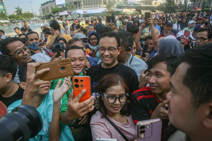 Bakal calon gubernur (Cagub) Jakarta, Anies Baswedan ikut berolahraga di kawasan Car Free Day (CFD) di Jalan Sudirman-Thamrin, pada Minggu, 4 Agustus 2024 pagi. Anies bersama istrinya Fery Farhati disambut antusias warga yang tengah beraktivitas di kawasan ke CFD. 