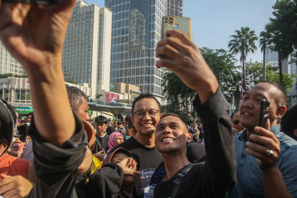 Anies langsung dikerumuni warga yang tengah beraktivitas di kawasan CFD. Warga memanfaatkan momen ini untuk berfoto dan bercengkrama dengan Gubernur Jakarta Periode 2017-2022 itu.