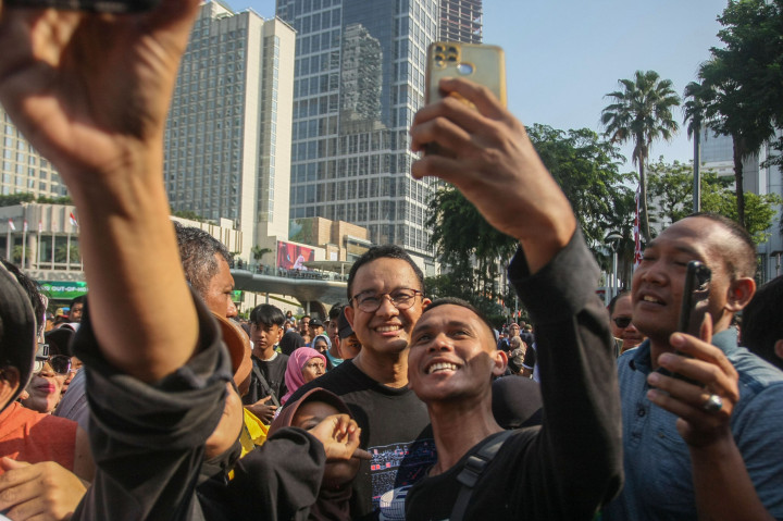 Anies langsung dikerumuni warga yang tengah beraktivitas di kawasan CFD. Warga memanfaatkan momen ini untuk berfoto dan bercengkrama dengan Gubernur Jakarta Periode 2017-2022 itu.