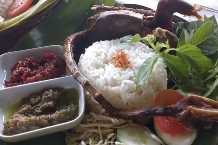 Musim kemarau dengan panas menyengat, enaknya makan apa ya?. Di Pati, Jawa Tengah, di wilayah pesisir utara Pati ada minuman pelega dahaga dan makanan dari burung, yang nikmat disantap. Adalah es kelapa kopyor khas Pati dan burung blekok goreng, bisa jadi alternatif untuk berkuliner anda.