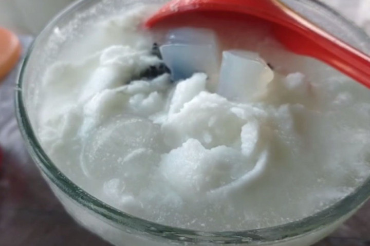 Pernahkah anda menyantap kuliner burung. Kali ini, di Desa Ngagel, Kecamatan Dukuhseti, Kabupaten Pati, Jawa Tengah, ada kedai yang menyajikan kuliner berbahan baku dari burung. Kuliner ini, merupakan sajian musiman, karena populasi burung tersebut, banyak sekali jika musim kemarau. Kuliner tersebut, yaitu burung blekok goreng. Burung itu, biasanya ada di pinggir laut atau tambak. Burung blekok goreng dengan sambal, serta minum es kelapa kopyor khas Pati ini, sangat pas jika disantap ramai-ramai bareng teman atau keluarga.