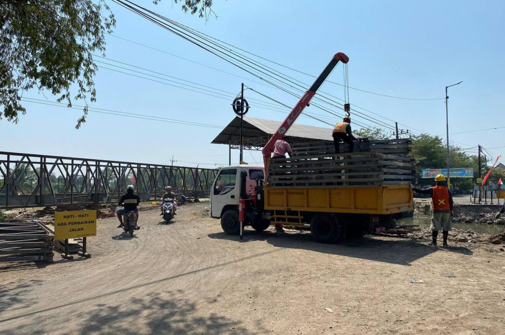 Pemasangan jembatan Bailey di area bekas Jembatan Kedungpeluk, Kabupaten Sidoarjo yang ambruk pada Selasa, 16 Juli 2024 lalu, mulai dirakit oleh belasan pekerja sejak Sabtu, 3 Agustus 2024 kemarin.