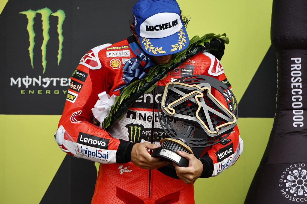 Bastianini yang memulai balapan 20 lap dari posisi ketiga menjaga posisinya pada tahap awal balapan, di belakang Martin di posisi kedua dan Bagnaia di posisi pertama.