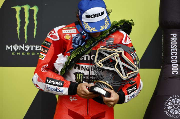 Bastianini yang memulai balapan 20 lap dari posisi ketiga menjaga posisinya pada tahap awal balapan, di belakang Martin di posisi kedua dan Bagnaia di posisi pertama.