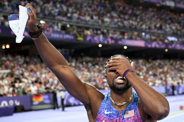 Sprinter Jamaika Kishane Thompson harus puas dengan medali perak setelah finis lima per seribu detik lebih lambat dari Lyles.