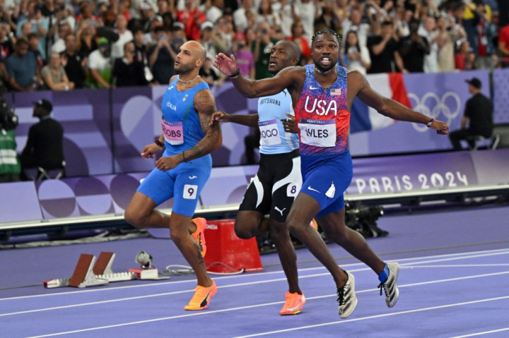 Juara dunia Noah Lyles menyabet medali emas setelah mencatat waktu tercepat 9,79 detik dalam final atletik nomor sprint 100m putra yang dramatis di Paris dalam Olimpiade 2024 pada Minggu, 4 Agustus 2024 malam waktu setempat.