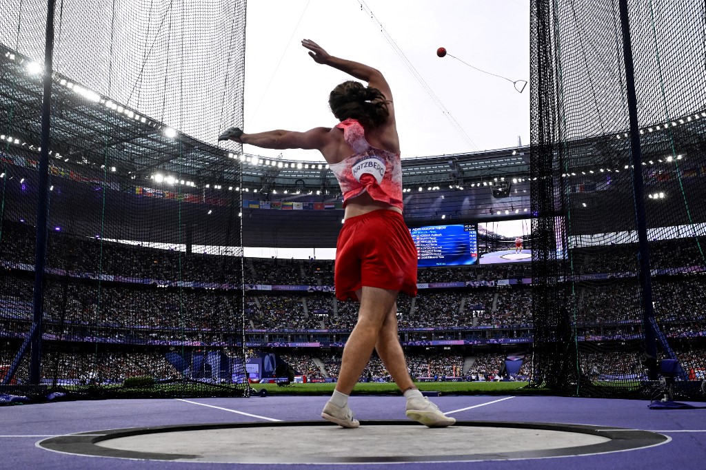 Dia memastikan medali emas setelah mencatat jarak terjauh langsung pada lemparan pertamanya.