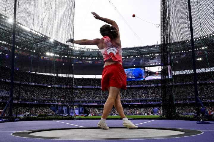 Dia memastikan medali emas setelah mencatat jarak terjauh langsung pada lemparan pertamanya.