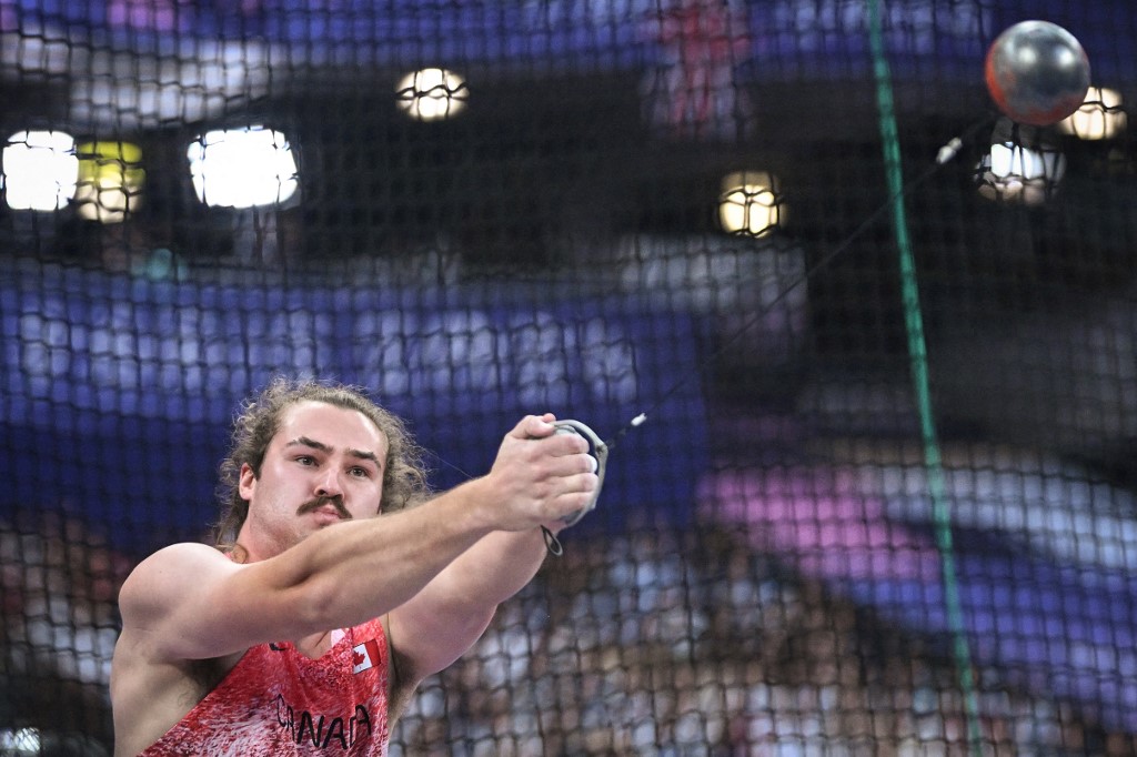 Juara dunia Ethan Katzberg mempersembahkan medali emas kepada Kanada setelah menjuarai atletik nomor lontar martil putra dalam Olimpiade Paris 2024 pada Minggu, 4 Agustus 2024.