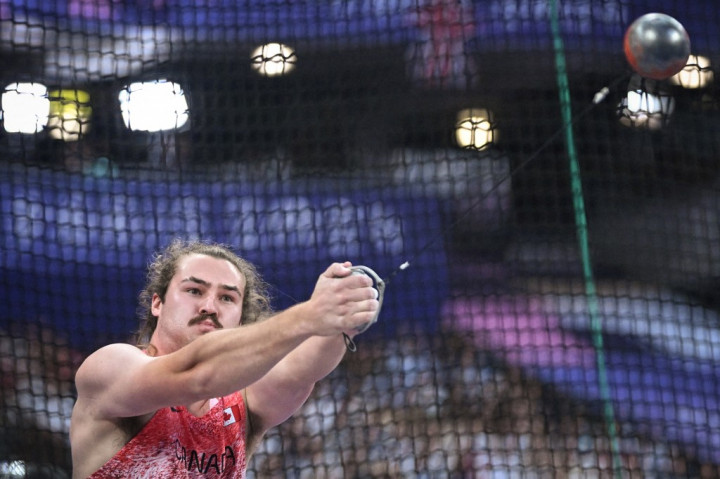 Juara dunia Ethan Katzberg mempersembahkan medali emas kepada Kanada setelah menjuarai atletik nomor lontar martil putra dalam Olimpiade Paris 2024 pada Minggu, 4 Agustus 2024.