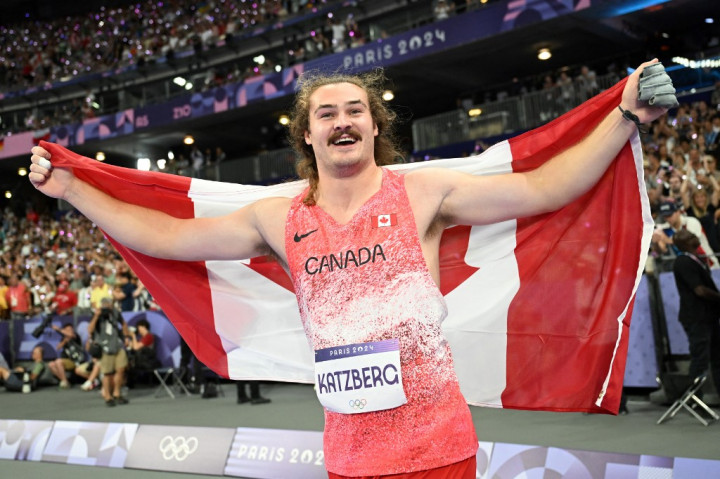 Atlet lontar martil berusia 22 tahun nan karismatik dari British Columbia ini mencatat jarak 84,12 meter pada lemparan pertamanya sehingga membuat para pesaingnya tertinggal sepanjang lomba di Stade de France tersebut.