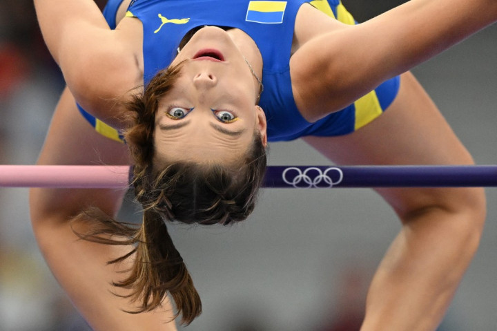 Atlet Ukraina Yaroslava Mahuchikh memenuhi ekspektasinya sebelum Olimpiade Paris untuk menjuarai lompat tinggi putri di Stade de France pada Minggu, 4 Agustus 2024.