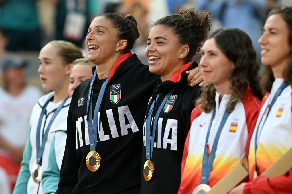 Atlet-atlet Rusia dan Belarus dilarang mengikuti event-event olahraga dunia termasuk Olimpiade setelah menduduki Ukraina pada Februari 2022.