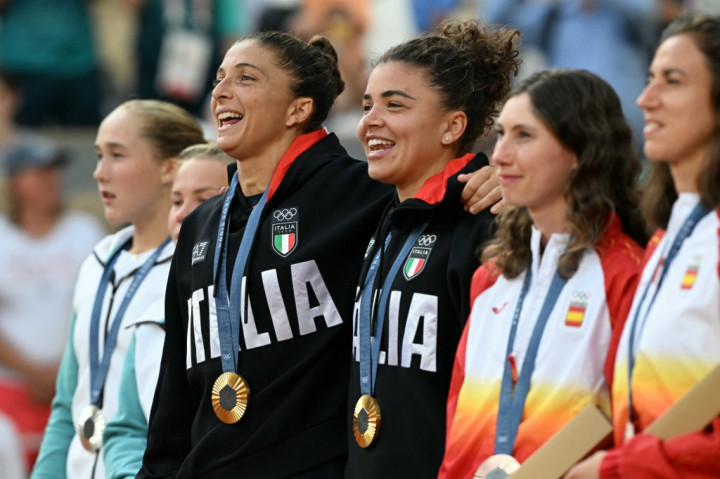 Atlet-atlet Rusia dan Belarus dilarang mengikuti event-event olahraga dunia termasuk Olimpiade setelah menduduki Ukraina pada Februari 2022.