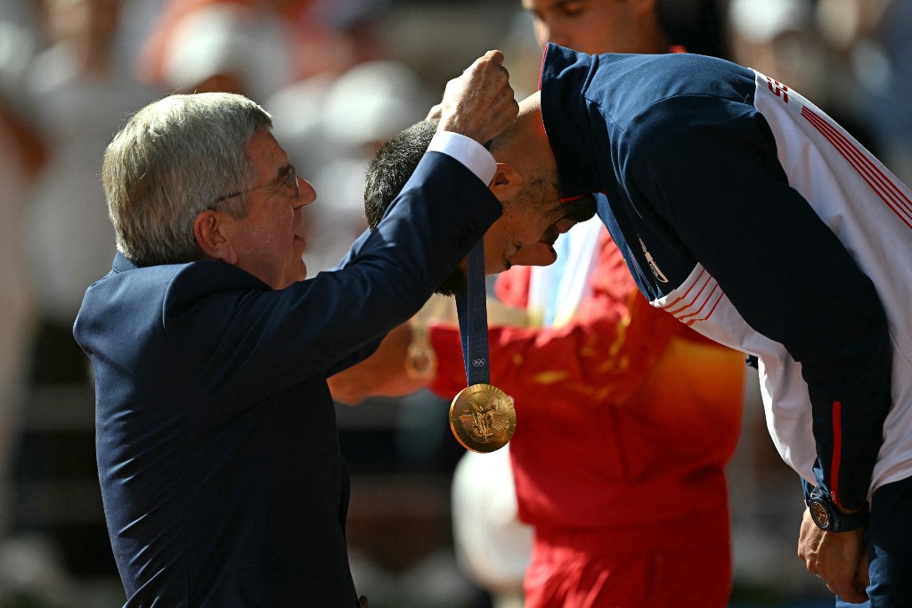 Petenis Serbia berusia 37 tahun yang berkompetisi pada Olimpiade kelimanya itu menang 7-6(7/3), 7-6(7/2) dalam final mendebarkan di Roland Garros untuk menambahkan medali emas Olimpiade dalam koleksi 24 gelar juara Grand Slam miliknya.