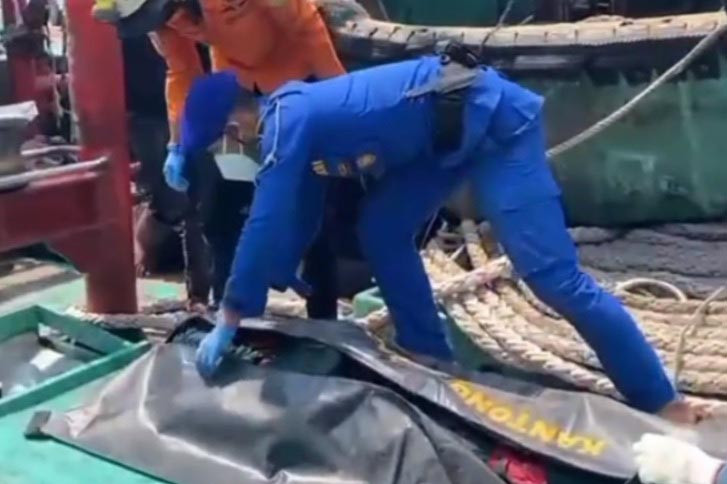 Informasi tersebut personel Ditpolairud langsung bergerak cepat untuk melakukan patroli dan memeriksa Kapal tersebut. Selanjutnya pada pukul 05.30 WIB pada kordinat 05°52'374