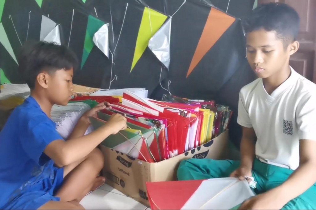 Musim kemarau yang bertepatan dengan momen hari kemerdekaan di bulan Agustus membawa berkah tersendiri bagi perajin layang-layang di Kabupaten Sidoarjo. Selama kemarau bulan Agustus, layang-layang berwarna merah putih laris manis dicari pembeli.