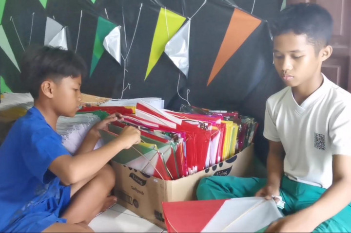 Musim kemarau yang bertepatan dengan momen hari kemerdekaan di bulan Agustus membawa berkah tersendiri bagi perajin layang-layang di Kabupaten Sidoarjo. Selama kemarau bulan Agustus, layang-layang berwarna merah putih laris manis dicari pembeli.