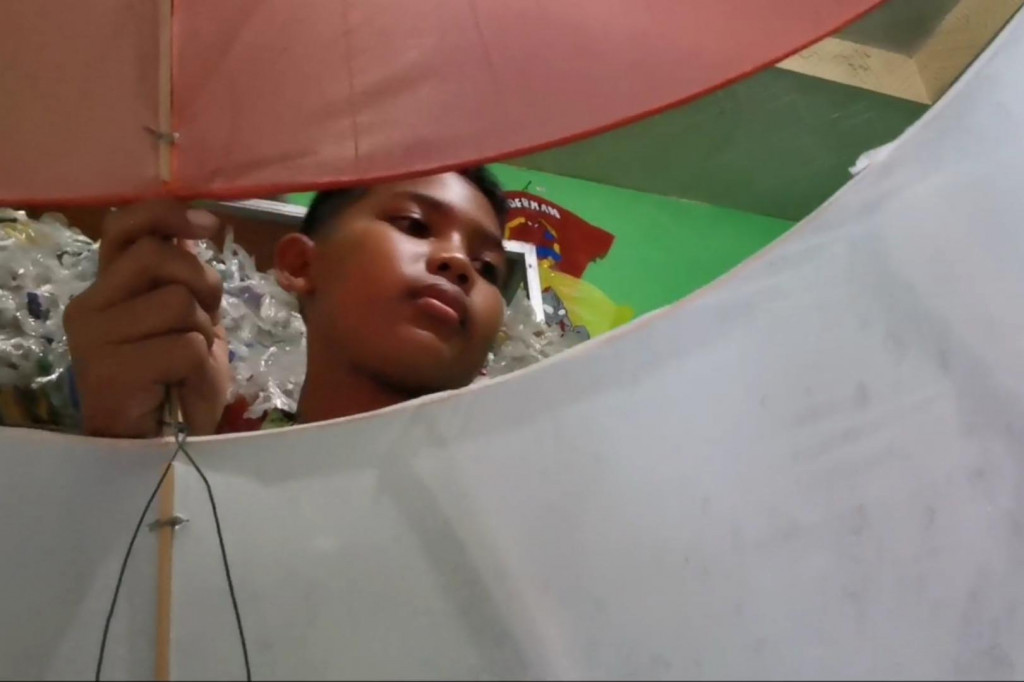 Hingga bulan Agustus ini permintaan layang-layang itu masih tinggi, terutama untuk yang warna merah putih. Di bulan Agustus ini lebih banyak yang suka layang-layang warna merah putih, saat dinaikkan terkesan seperti bendera merah putih yang dikibarkan.