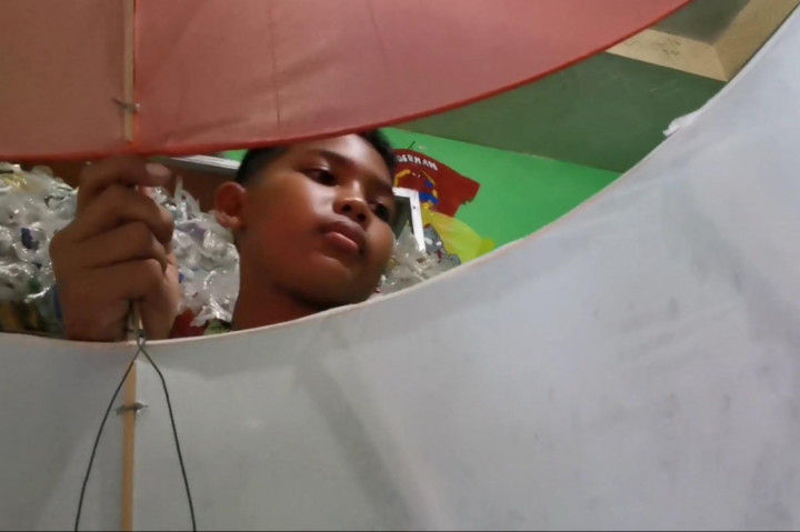 Hingga bulan Agustus ini permintaan layang-layang itu masih tinggi, terutama untuk yang warna merah putih. Di bulan Agustus ini lebih banyak yang suka layang-layang warna merah putih, saat dinaikkan terkesan seperti bendera merah putih yang dikibarkan.