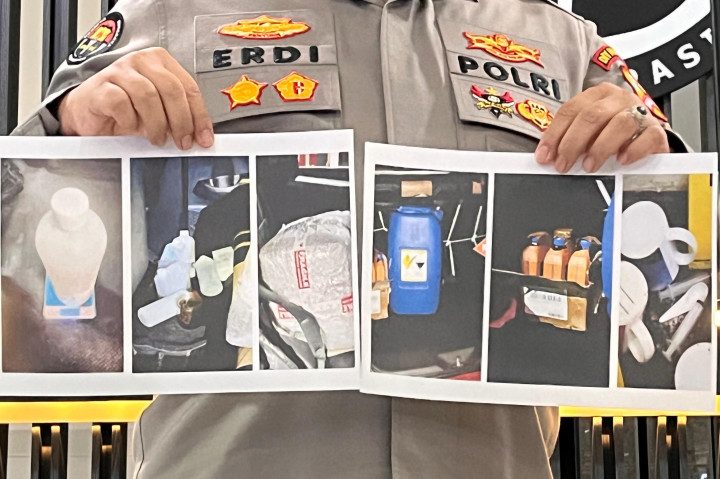 Detasemen Khusus (Densus) 88 Antiteror Polri mengungkap bahwa tersangka teroris HOK, 19 belajar membuat bom dari dalam kamar. Remaja itu mengikuti cara melalui video yang dilihat dari grup Telegram.