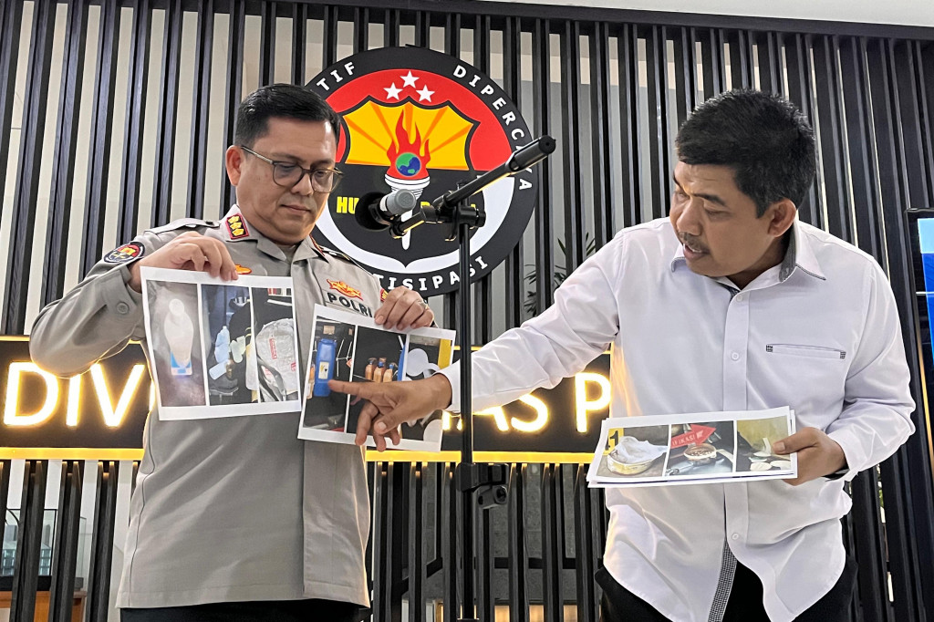 Juru bicara Denus 88 Kombes Aswin Siregar menunjuk cairan aseton yang dibeli HOK sebanyak 20 liter. Cairan tersebut digunakan untuk membuat bahan peledak.