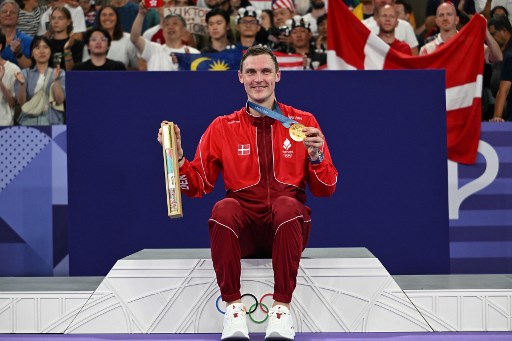 Tunggal putra Denmark Viktor Axelsen mempertahankan medali emas Olimpiade setelah menang atas juara dunia Kunlavut Vitidsarn (Thailand) pada babak final Olimpiade Paris 2024, Senin, 5 Agustus 2024.