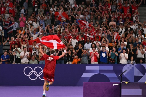 Didukung penggemar Denmark di La Chapelle Arena, Axelsen yang menempati unggulan kedua berhasil mengalahkan lawannya yang merupakan unggulan kedelapan dengan skor 21-11, 21-11 dalam waktu 52 menit.